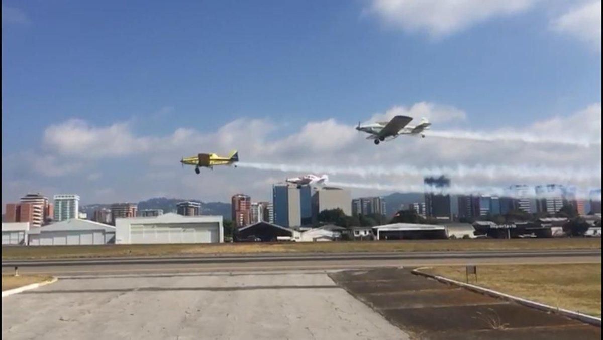 La avioneta se precipitó a un pequeño canal de agua tras estrellarse contra el suelo. La avioneta se precipitó a un pequeño canal de agua tras estrellarse contra el suelo.