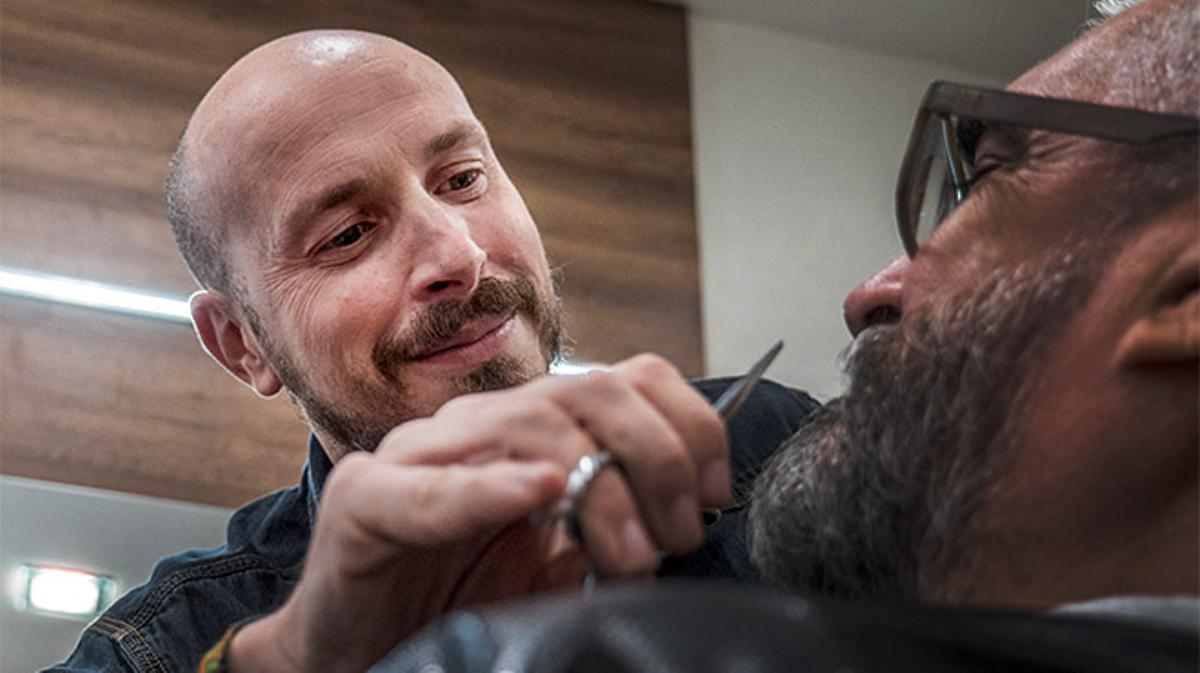 Vicenç Moretó, entrevistado mientras arregla la barba del periodista.