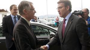 Caros Tavares, presidente de PSA, saluda a López-Feijoo, presidente de la Xunta.