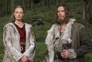 Frida Gustavsson (Freydis) y Sam Corlett (Leif) en una imagen promocional de ’Vikingos: Valhalla’.