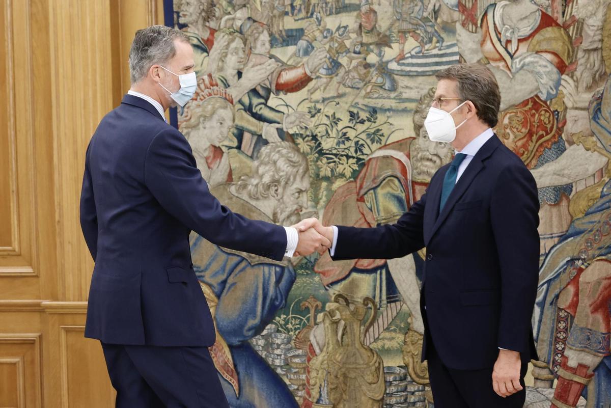 Feijóo transmite a Felipe VI su perplejidad por el cambio del Gobierno sobre el Sáhara