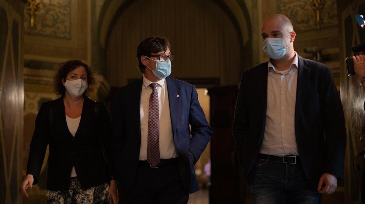 Salvador Illa, en el centro, acompañado de Alicia Romero y Raúl Moreno, en los pasillos del Parlament. Salvador Illa, en el centro, acompañado de Alicia Romero y Raúl Moreno, en los pasillos del Parlament.