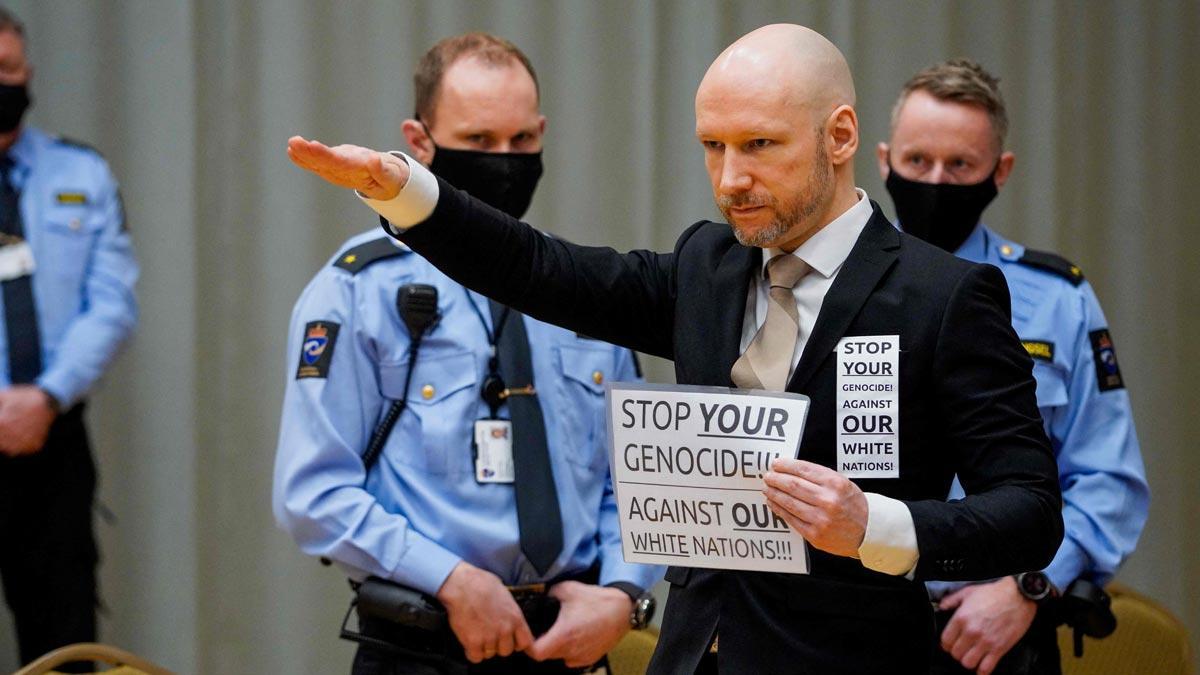 Breivik, el autor de la matanza de Utoya, pide su liberación. En la foto, levantando la mano para hacer el saludo hitleriano, a su llegada al juicio.