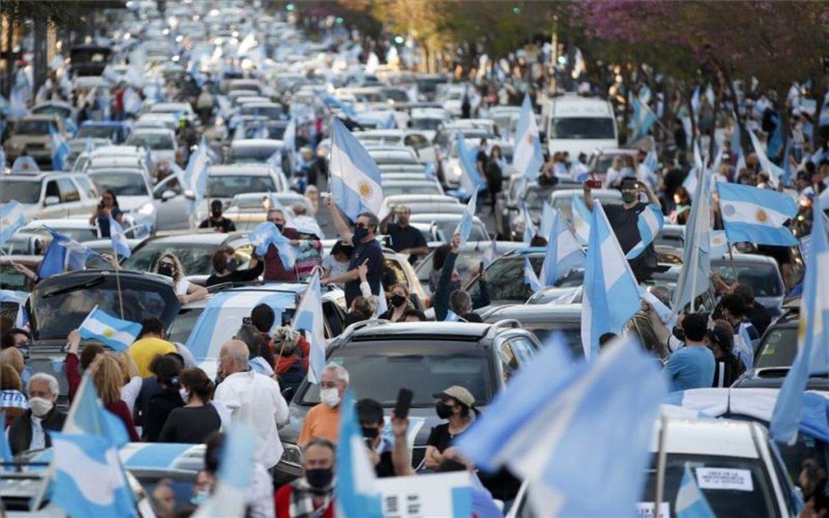 Miles de argentinos protestan en las calles contra la cuerantena y el