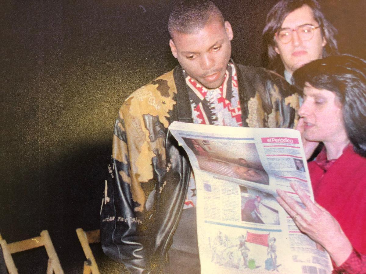 Carl Lewis atienden la portada de EL PERIÓDICO, marzo de 1992