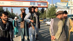 Un grupo de talibanes monta guardia a las afueras del aeropuerto Hamid Karzai de Kabul, el pasado 16 de agosto.