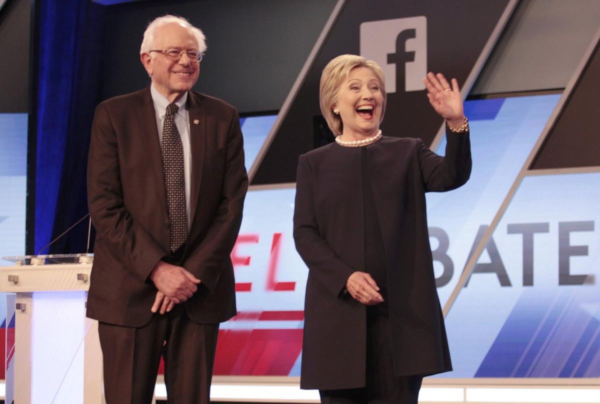  Bernie Sanders y Hillary Clinton posan juntos antes del inicio del debate, este miércoles en Kendall (Florida).
