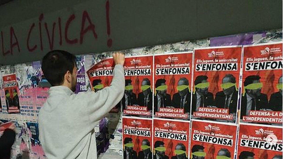 Enganxada de cartells contra l'apropiació independentista de les universitats catalanes Enganxada de cartells contra l'apropiació independentista de les universitats catalanes