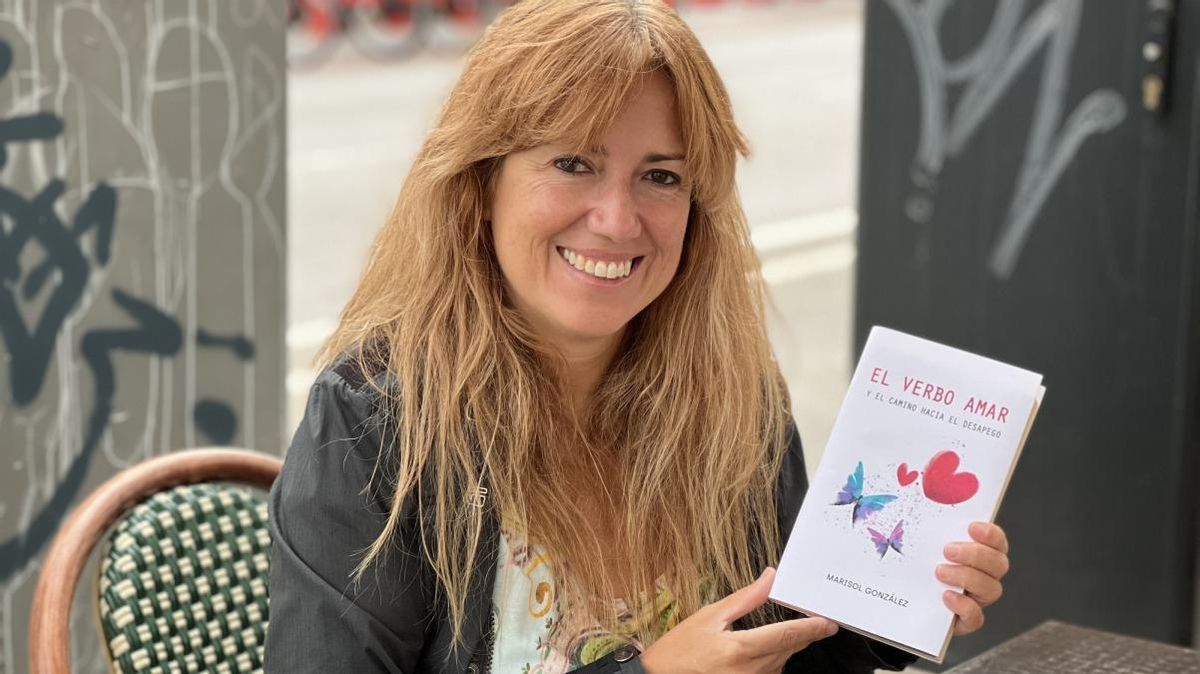 La escritora debutante, Marisol González, con un ejemplar de su libro. La escritora debutante, Marisol González, con un ejemplar de su libro.