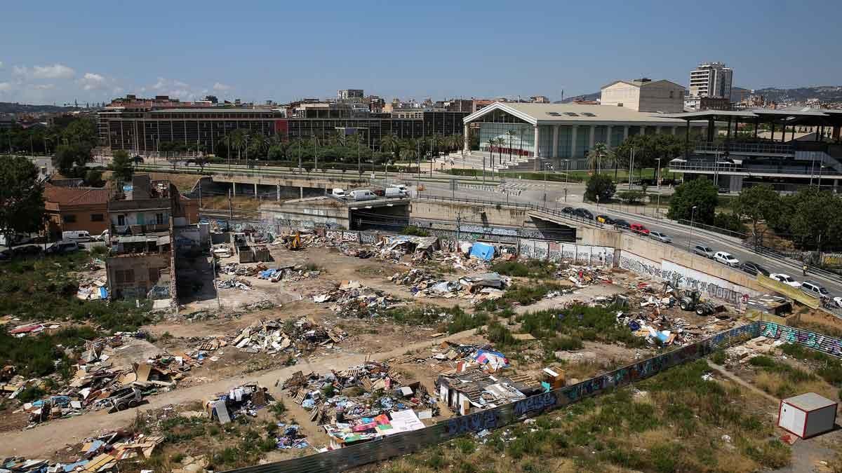 Zona de campamentos de barracas cerca de los Encants y el Teatre Nacional, en Barcelona, en una imagen de archivo. Zona de campamentos de barracas cerca de los Encants y el Teatre Nacional, en Barcelona, en una imagen de archivo.