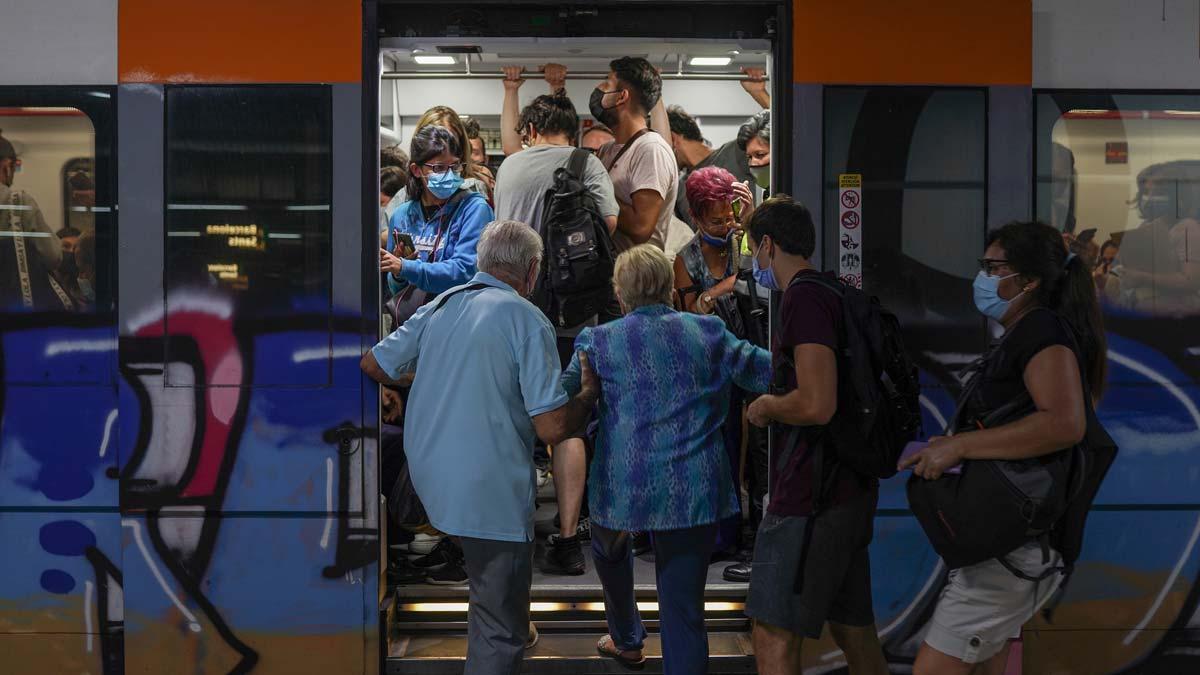 Pasajeros suben a un tren en la estación de Sants durante la jornada de huelga de maquinistas.