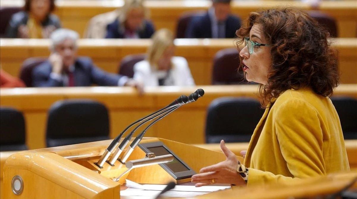 La ministra de Hacienda, María Jesús Montero, en el pleno del Senado convocado para debatir la senda de estabilida del Gobierno. La ministra de Hacienda, María Jesús Montero, en el pleno del Senado convocado para debatir la senda de estabilida del Gobierno.