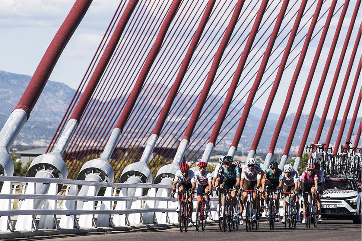 Los ciclistas de la Vuelta atraviesan sobre el río Tajo.