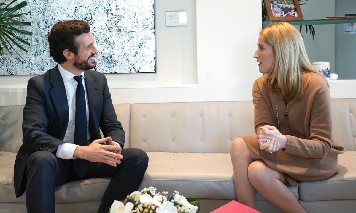 El líder del PP, Pablo Casado, este lunes en Bruselas, se entrevista con la nueva presidenta del Parlamento Europeo, la maltesa Roberta Metsola, también conservadora.
