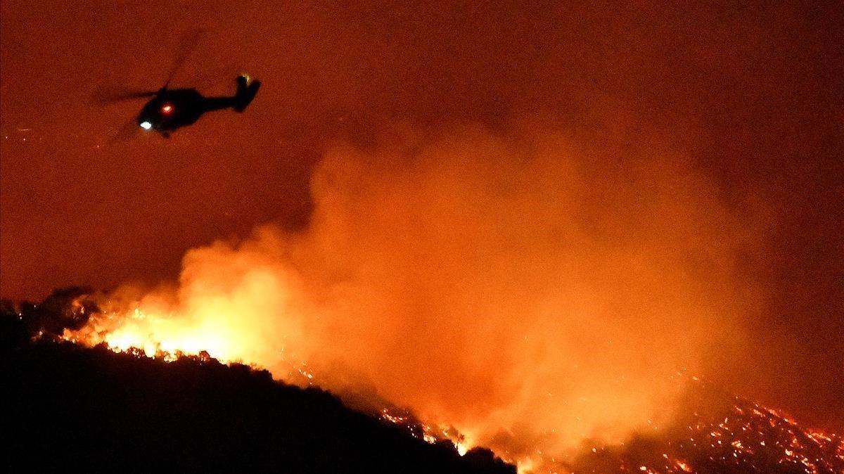 Un helicóptero de los bomberos sobrevuela el incendio en Los Ángeles.