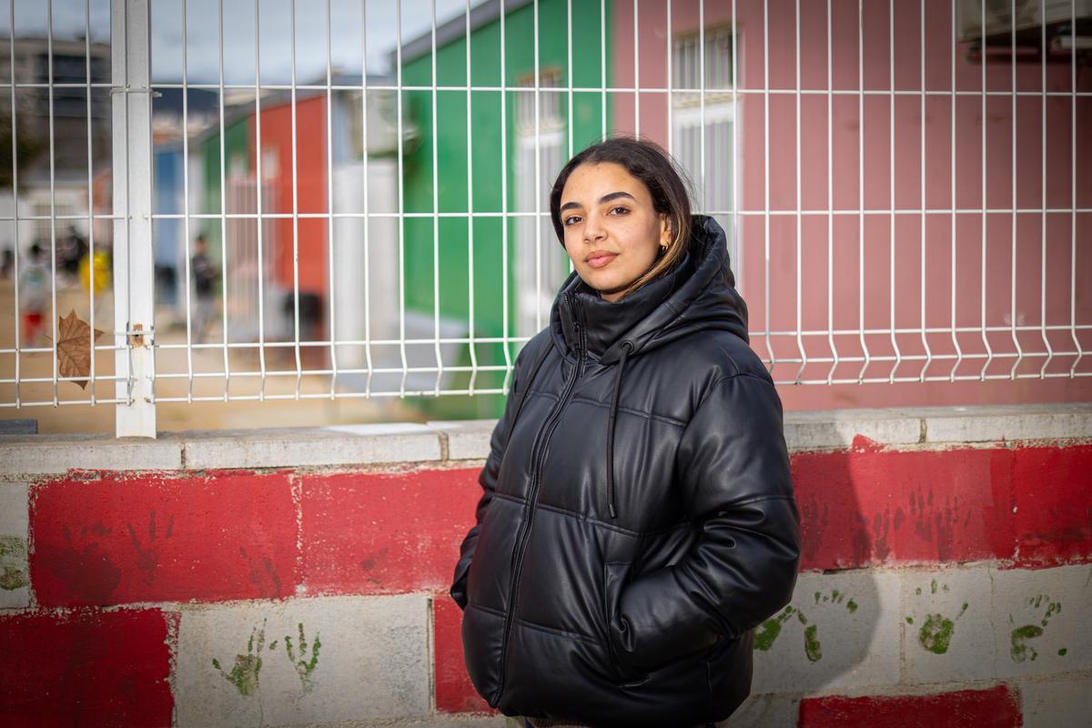 La joven Yasmin El Mhassani, frente al colegio de L’Hospitalet en el que hace prácticas como estudiante del grado de Educación Primaria.