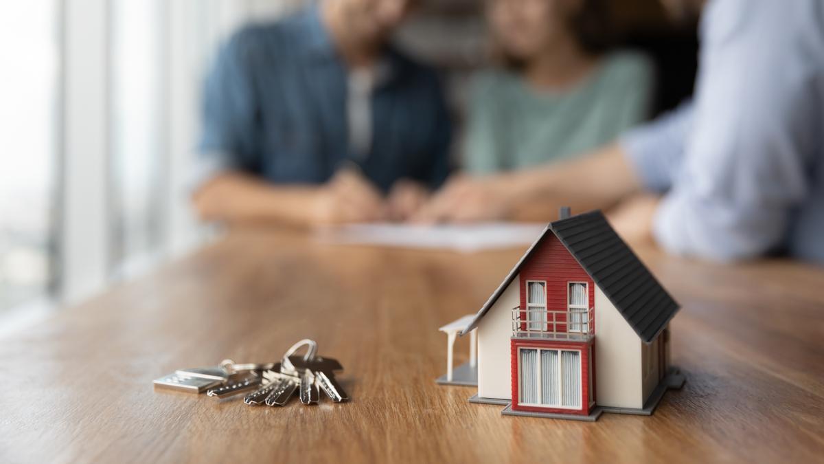 Una hipoteca es un tipo de préstamo que nos permite disponer de una importante cantidad de dinero, en la mayoría de los casos, para compraro rehabilitar una vivienda