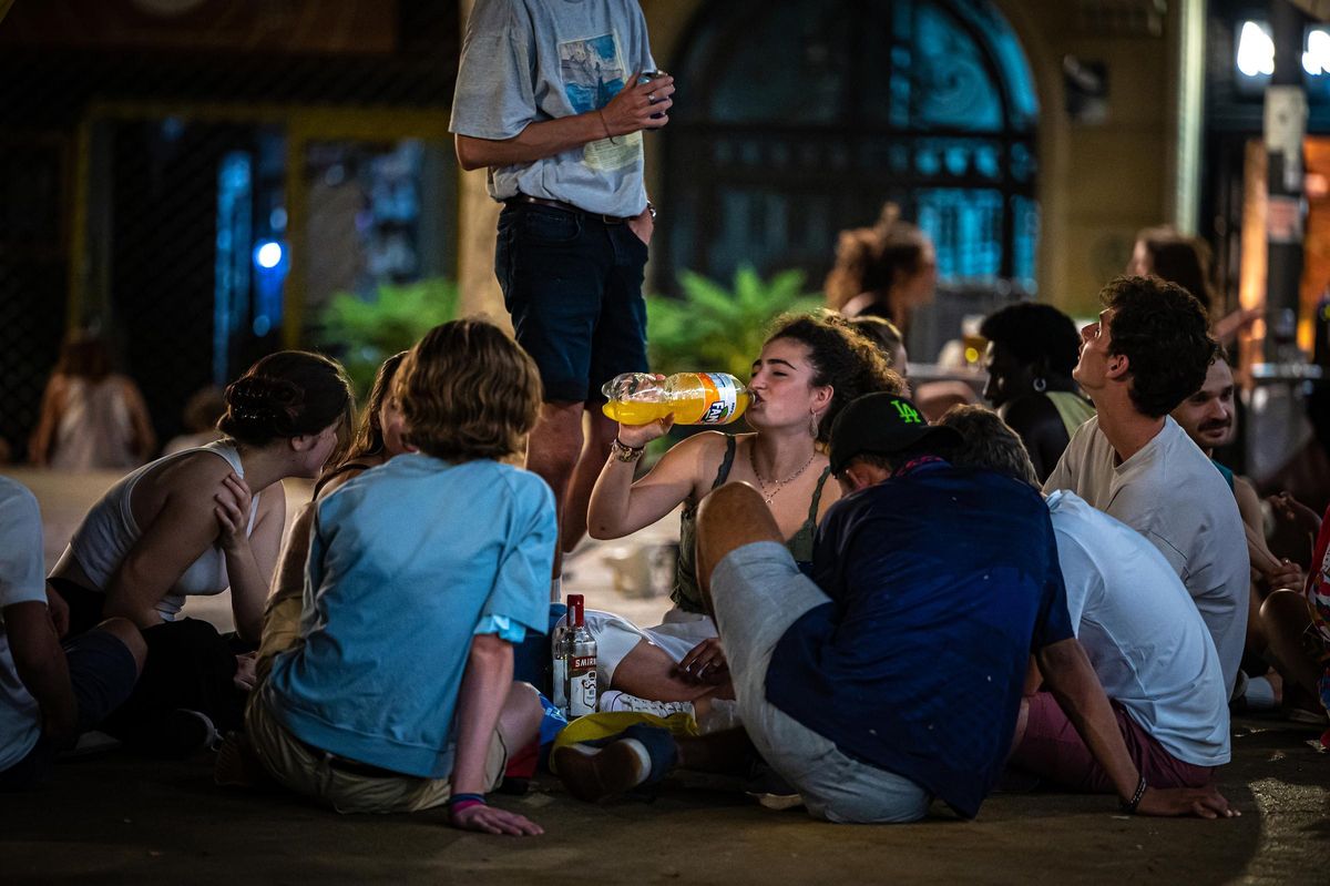Botellón en la plaza del Sol de Gràcia, durante el verano de 2021 Botellón en la plaza del Sol de Gràcia, durante el verano de 2021