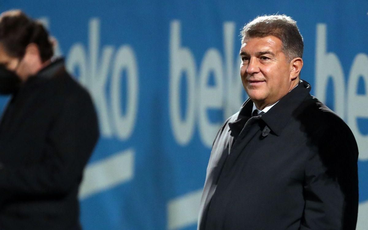 Laporta, en una visita a la plantilla del Barça en la ciudad deportiva. Laporta, en una visita a la plantilla del Barça en la ciudad deportiva.