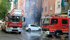 Bloque de pisos afectado por el incendio de un local de Sant Adrià del Besòs.