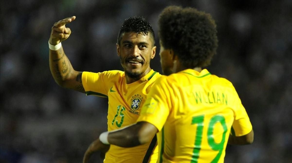 Paulinho celebra un gol contra Uruguay el pasado mes de marzo con su compañero en la selección brasileña Willian. Paulinho celebra un gol contra Uruguay el pasado mes de marzo con su compañero en la selección brasileña Willian.