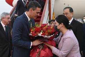 El presidente del Gobierno español, Pedro Sánchez, acompañado por el embajador de España en China, Rafael Dezcallar, es recibido por autoridades de China a su llegada este jueves a Pekín.