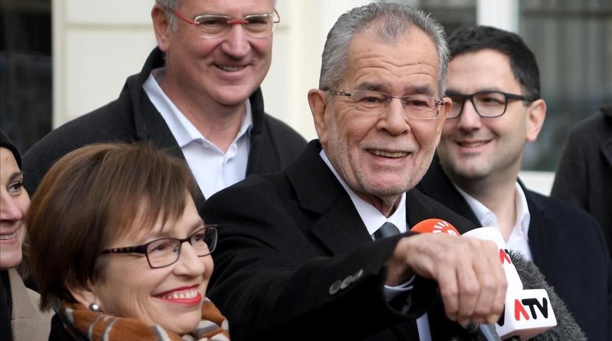 Van der Bellen, después de votar, en Viena. Van der Bellen, después de votar, en Viena.