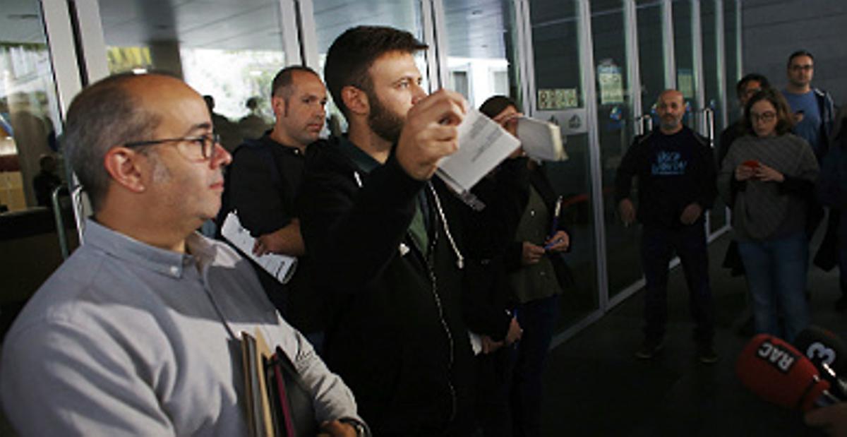 El alcalde accidental de Badalona, Oriol Lladó (i), y el tercer teniente de alcalde, Josep Téllez, rompen la resolución judicial.