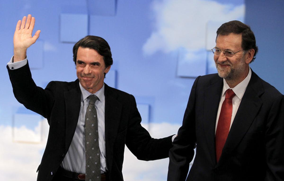 Aznar y Rajoy, durante la Convención nacional del PP en Sevilla.