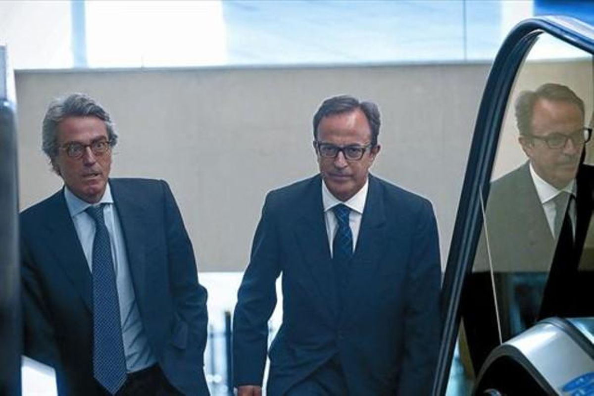 El empresario catalán Joaquim Boixareu (derecha) llega a la Ciutat de la Justícia de Barcelona, ayer. El empresario catalán Joaquim Boixareu (derecha) llega a la Ciutat de la Justícia de Barcelona, ayer.