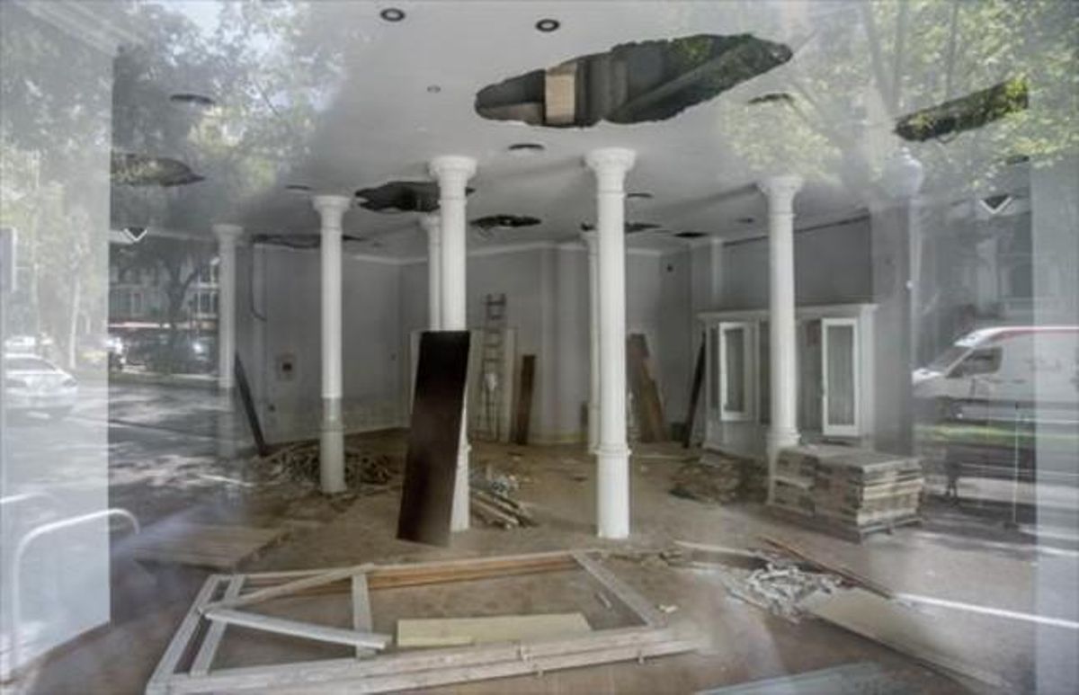 Una imagen de las obras que se realizan en la antigua librería Les Punxes, en los bajos de la finca. Una imagen de las obras que se realizan en la antigua librería Les Punxes, en los bajos de la finca.