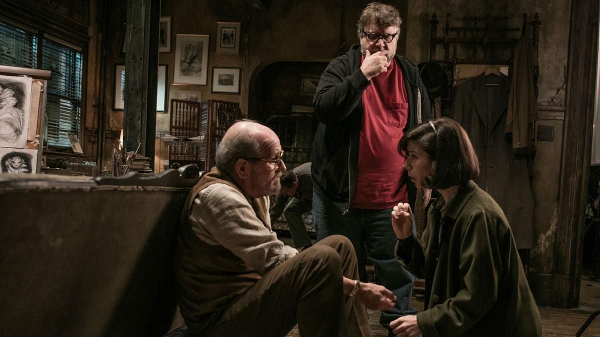 Guillermo del Toro, con Richard Jenkins y Sally Hawkins, en el rodaje de ’La forma del agua’ Guillermo del Toro, con Richard Jenkins y Sally Hawkins, en el rodaje de ’La forma del agua’