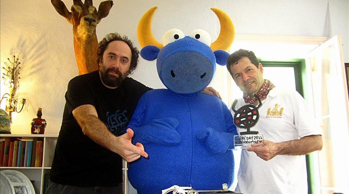 Mikel Urmeneta (a la izquierda), con una figura de su famoso toro, Mister Testis.