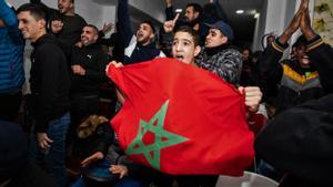 Aficionados de la selección de Marruecos celebran la victoria ante España en octavos del Mundial en un bar de L’Hospitalet de Llobregat.
