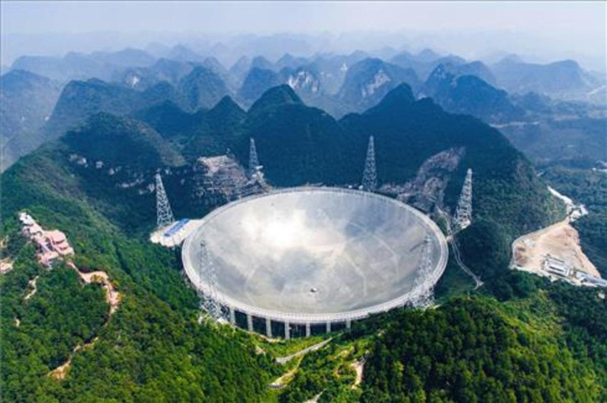 Vista aérea del telescopio esférico (FAST) en el remoto condado de Pingtang en la provincia de Guizhou, suroeste de China. 