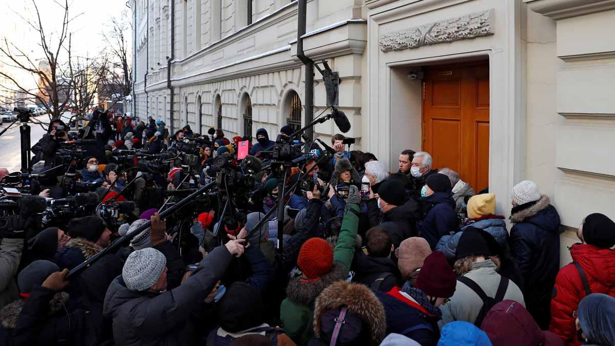 Máxima expectación en la puerta de la Corte Suprema rusa tras la prohibición de la oenegé Memorial, en Moscú.