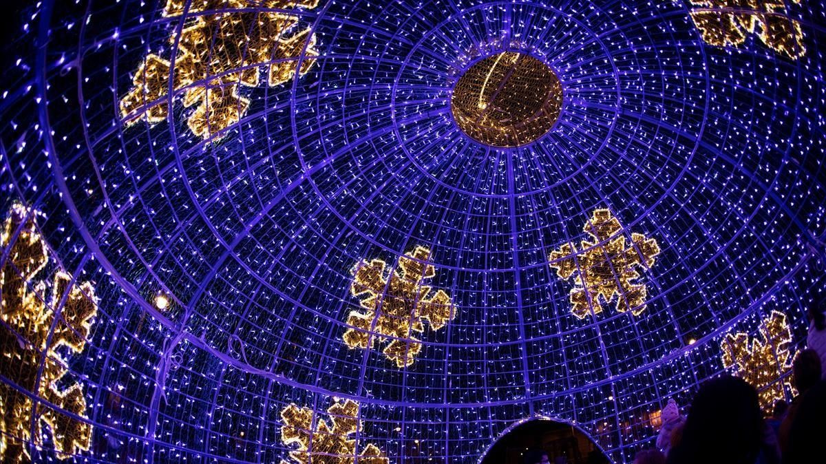 -FOTODELDIA- PAMPLONA (NAVARRA) 13 12 2020 - Imagen del interior de la bola iluminada transitable que forma parte de la decoracion navidena instalada en la Plaza San Francisco de Pamplona EFE Villar Lopez -FOTODELDIA- PAMPLONA (NAVARRA) 13 12 2020 - Imagen del interior de la bola iluminada transitable que forma parte de la decoracion navidena instalada en la Plaza San Francisco de Pamplona EFE Villar Lopez