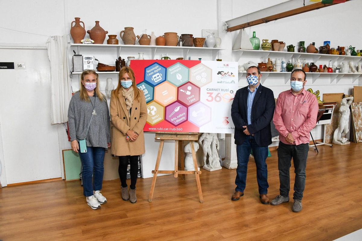 La alcaldesa de Rubí, el concejal de Educación, la directora de la escuela Montessori y el director de esRa con una simulación del ’Carnet Rubí 360’ La alcaldesa de Rubí, el concejal de Educación, la directora de la escuela Montessori y el director de esRa con una simulación del ’Carnet Rubí 360’