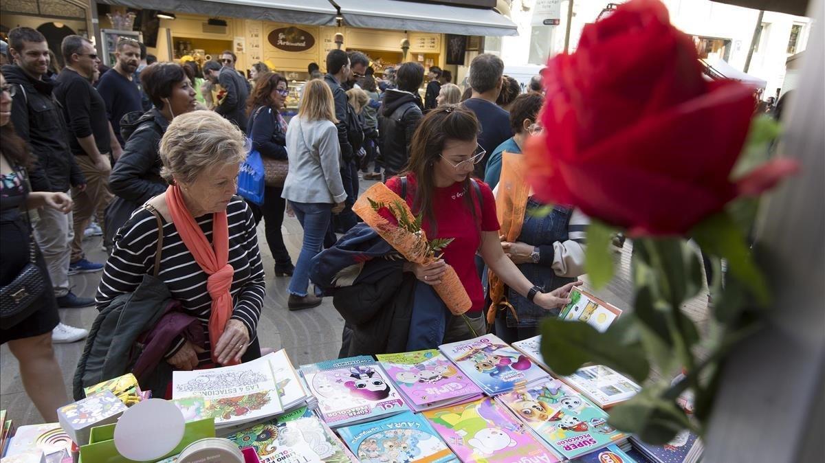 Libros y rosas en Sant Jordi 2019.