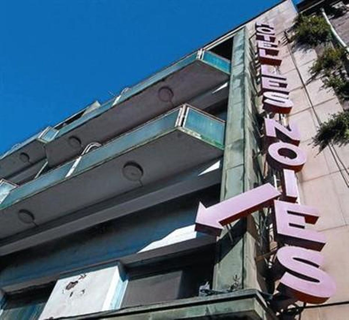 Façana de l’Hotel Les Noies, també propietat dels germans Anlló. Façana de l’Hotel Les Noies, també propietat dels germans Anlló.