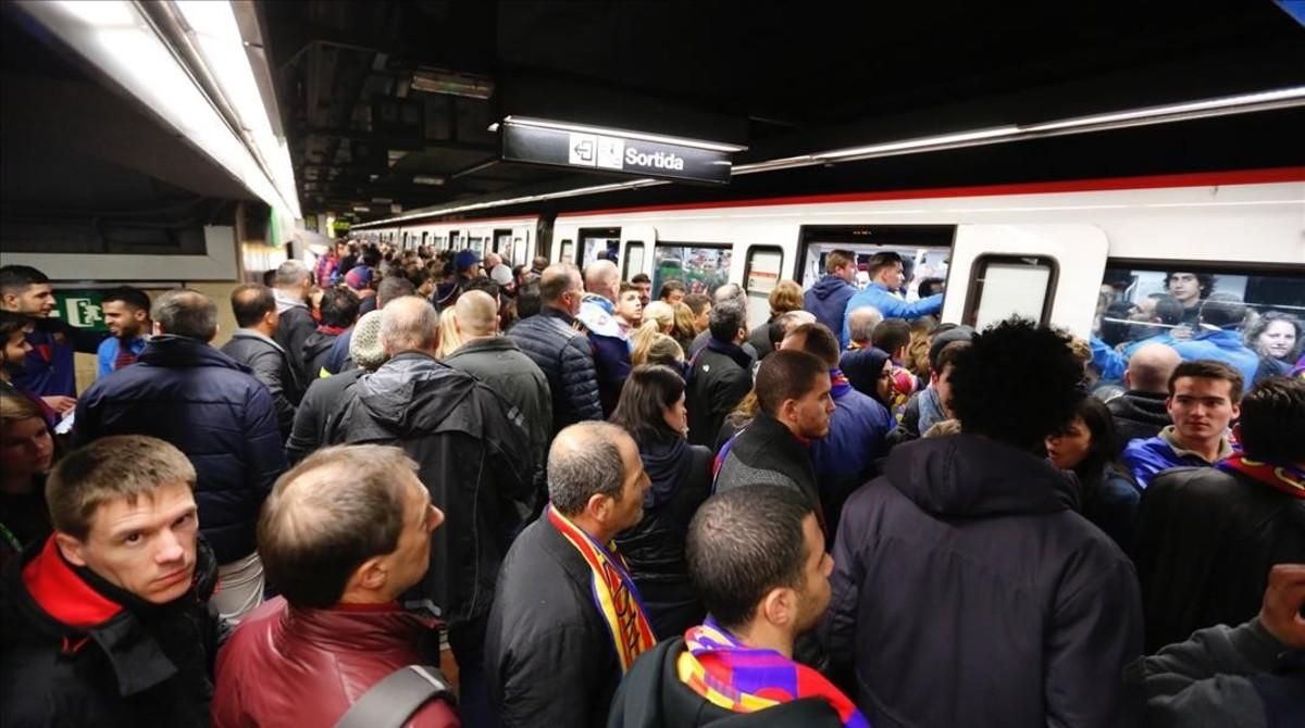 Imagen de la estación de metro de Les Corts instantes antes del Clásico Imagen de la estación de metro de Les Corts instantes antes del Clásico