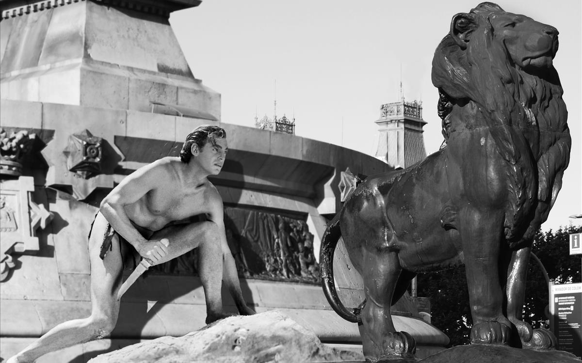 Tarzán, junto a uno de los leones de la estatua de Colón.