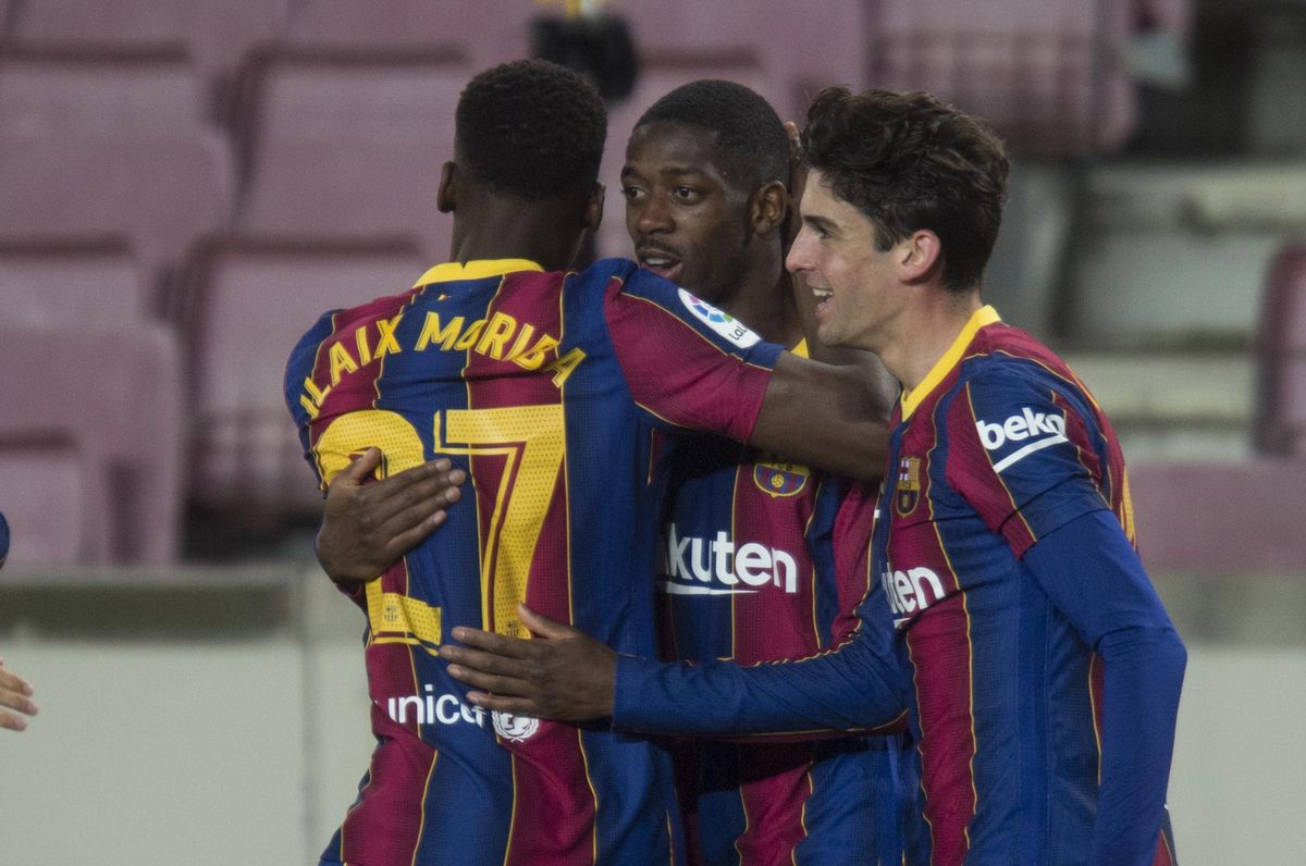 Ilaix felicita a Dembélé por su gol. Ilaix felicita a Dembélé por su gol.