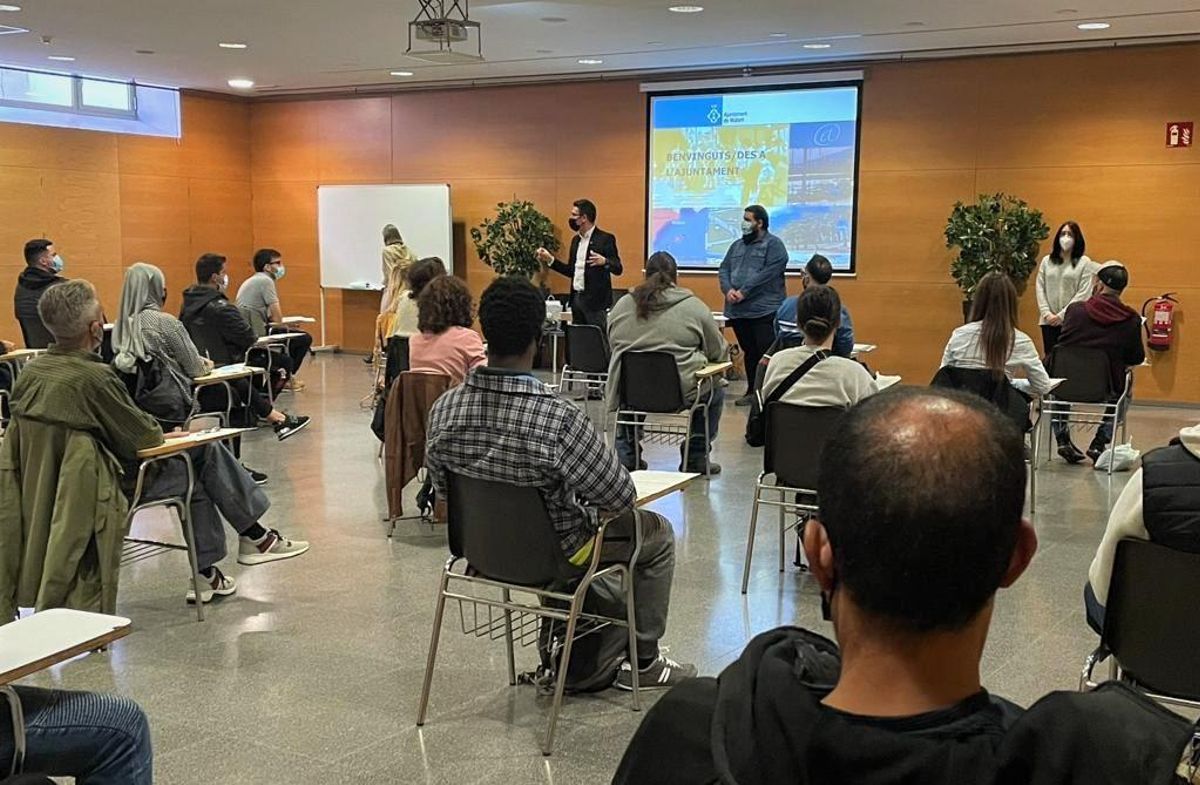 El Ayuntamiento de Mataró contrata a 34 vecinos de la ciudad en paro. El Ayuntamiento de Mataró contrata a 34 vecinos de la ciudad en paro.