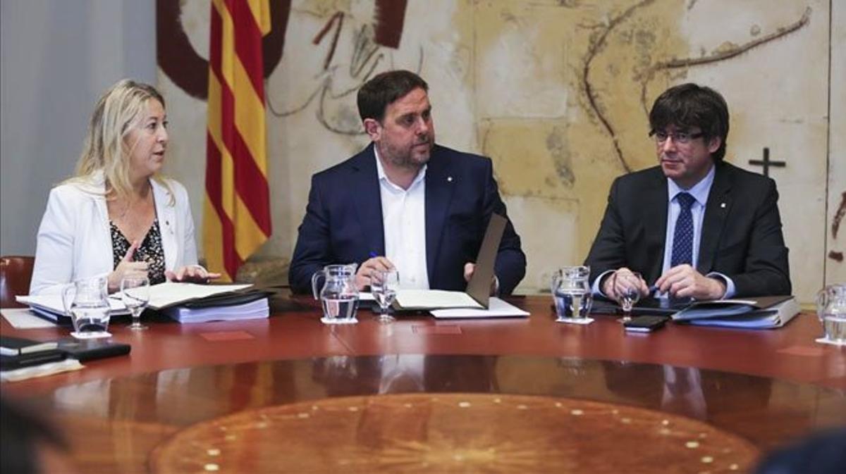 El ’president’ Carles Puigdemont, el vicepresidente Oriol Junqueras y la ’consellera’ Neus Munté, en el Palau de la Generalitat.