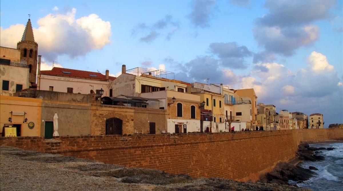 Panorámica de la ciudad enmurallada de Alguer, en el noroeste de la isla de Cerdeña (Italia).