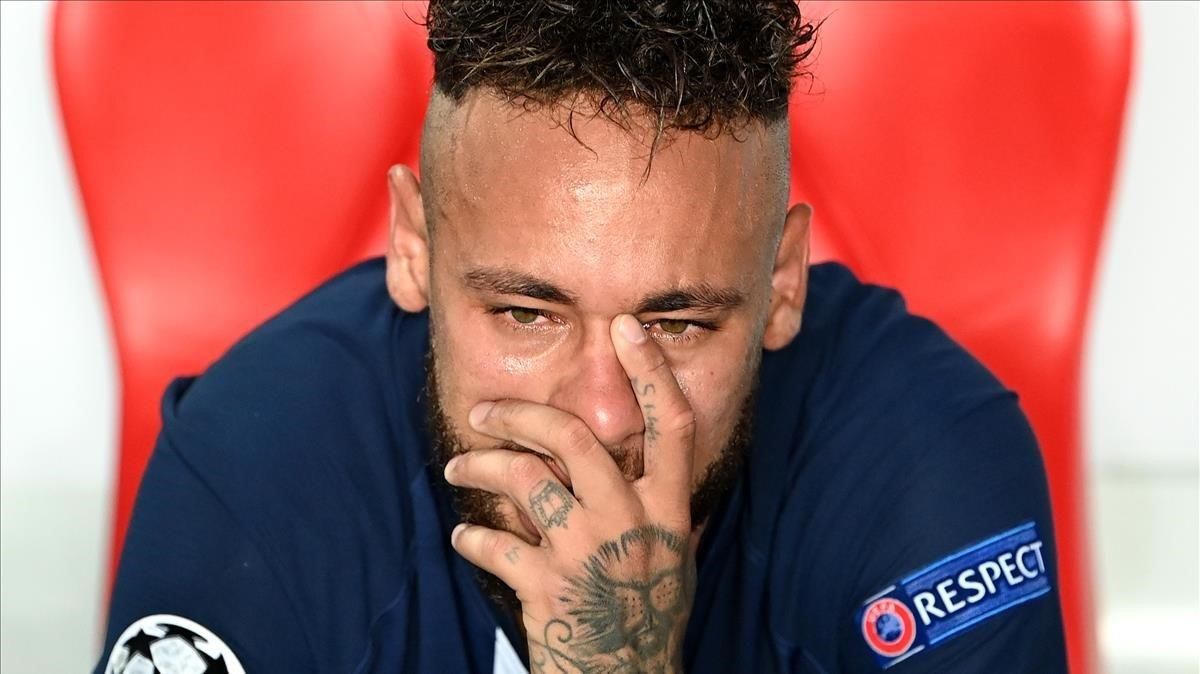Neymar, desolado, tras perder la final de la Champions en el estadio Da Luz de Lisboa. Neymar, desolado, tras perder la final de la Champions en el estadio Da Luz de Lisboa.