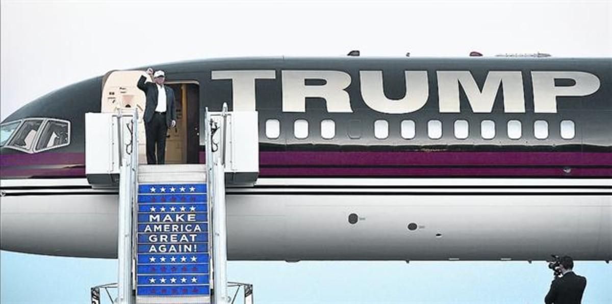 Donald Trump, en su avión privado, en una imagen de archivo. Donald Trump, en su avión privado, en una imagen de archivo.