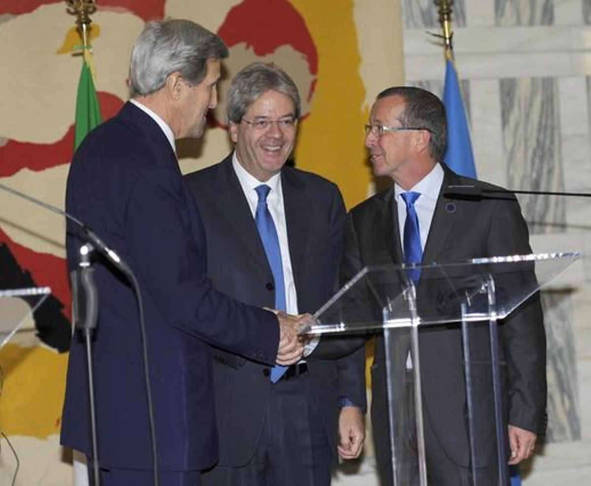 El ministro de Exteriores italiano, Paolo Gentiloni, el secretario de Estado de EEUU, John Kerry, y el representante especial, Martin Kobler, durante la conferencia de Roma. El ministro de Exteriores italiano, Paolo Gentiloni, el secretario de Estado de EEUU, John Kerry, y el representante especial, Martin Kobler, durante la conferencia de Roma.