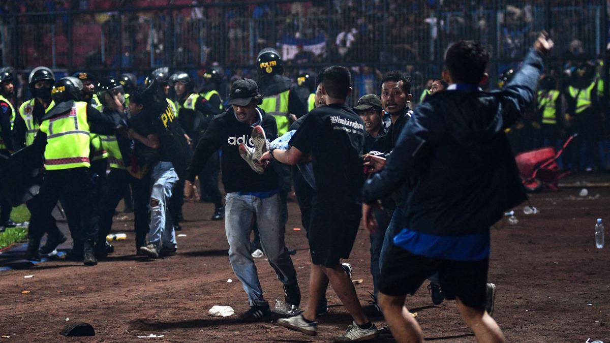 Una estampida durante un partido de fútbol en Indonesia causa casi 200 muertos.